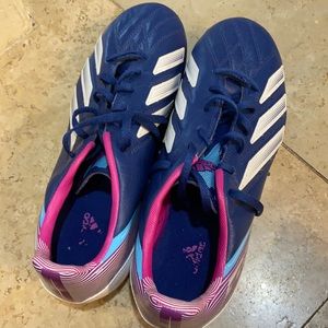 Adidas soccer cleat - like new